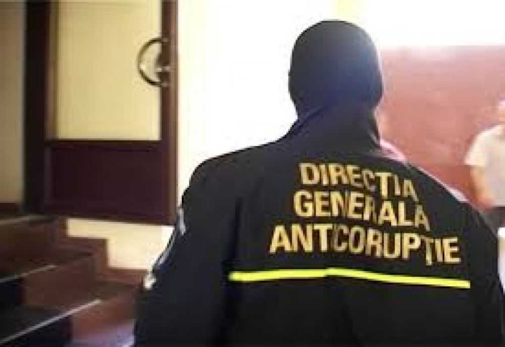 Prins în flagrant în timp ce în timp ce le oferea monede dintr-un material pretios unui ofițer și unui agent de poliție, ambii din cadrul I.P.J. Galați