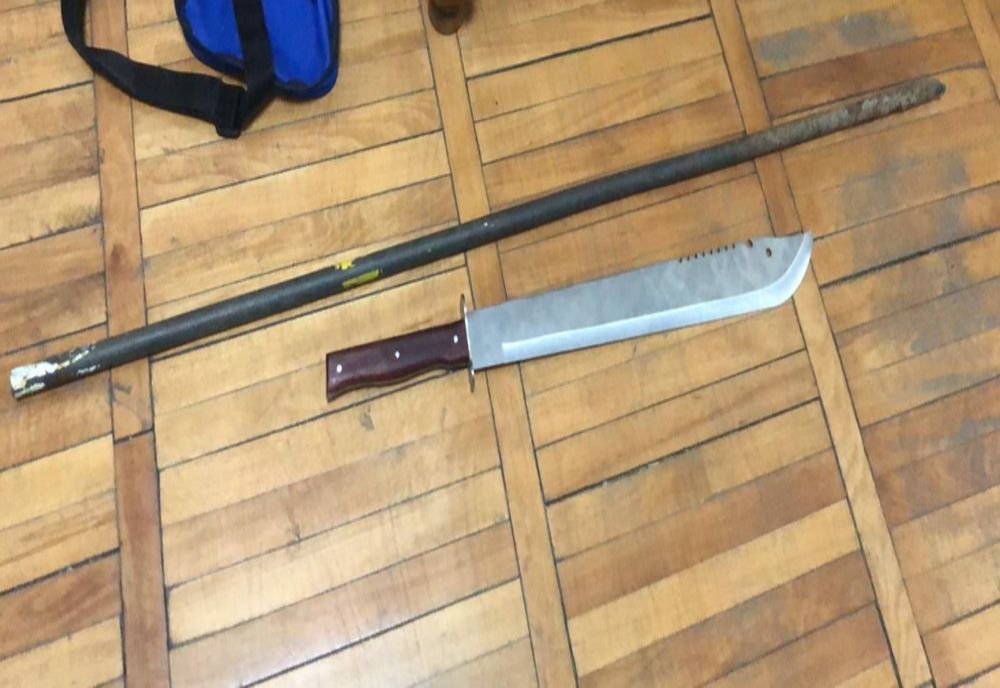 Trei tineri au atacat o familie cu care unul dintre ei se judeca