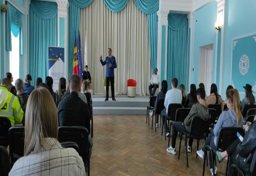 Campania de informare privind măsurile de prevenire a crizelor în context transfrontalier desfășurată de carabinieri și jandarmi în municipiul Cahul
