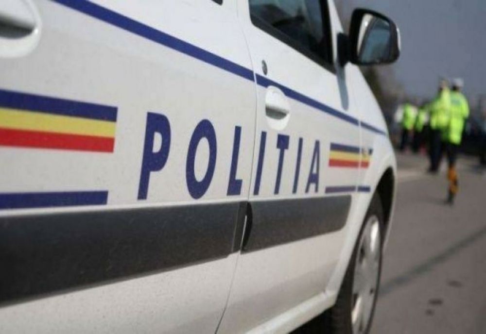 Un șofer fără permis şi vizat de un mandat european de arestare, a fost urmărit în două judeţe după ce a refuzat să oprească la semnalele poliţiştilor