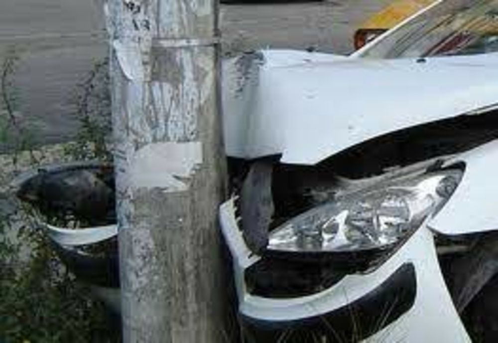 A furat mașina surorii sale și a intrat cu ea într-un stâlp de electricitate