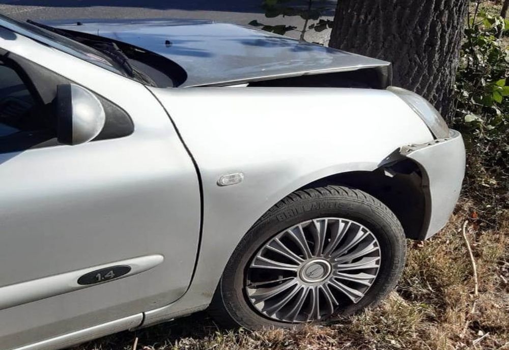 Un tecucean de 18 ani a intrat cu mașina într-un copac de pe strada Transilvaniei din Tecuci