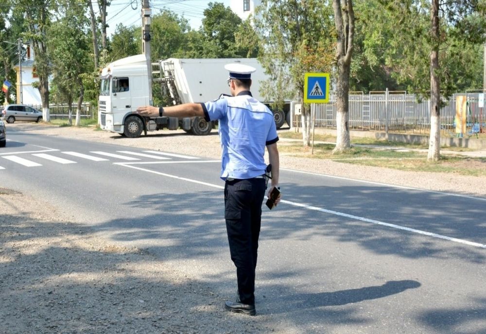 Dosare penale pentru tată și fiu. Fiul învăța să conducă pe autoutilitara tatălui, care se afla în dreapta sa
