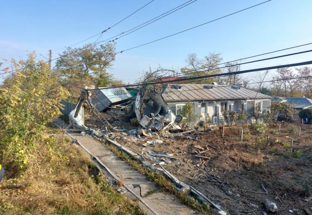 video: Un șofer din Ucraina a adormit la volan și a intrat cu TIR-ul în două curți din localitatea Șivița, județul Galați