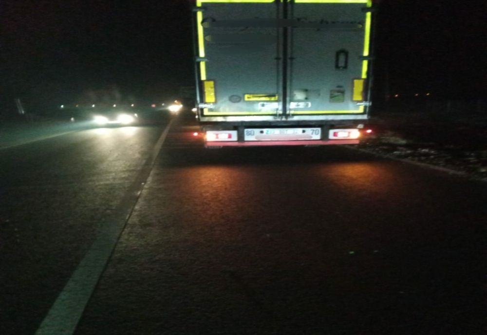 FOTO: Accident rutier mortal. Un pieton a fost lovit de un TIR înmatriculat în Turcia