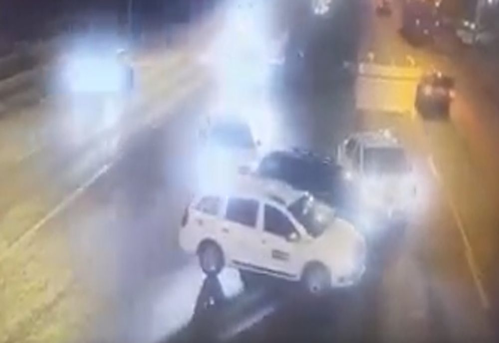 Scandal în trafic pe strada Brăilei, la intersecția cu strada Regiment 11 Siret. Un tânăr taximetrist susține că a fost amenințat și jefuit de 1000 de lei