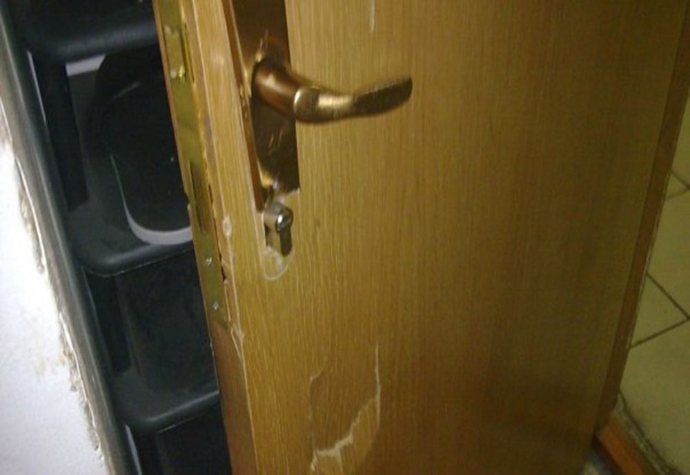 Concubin recalcitrant. A spart broasca de la intrare și ușa de la un dulap