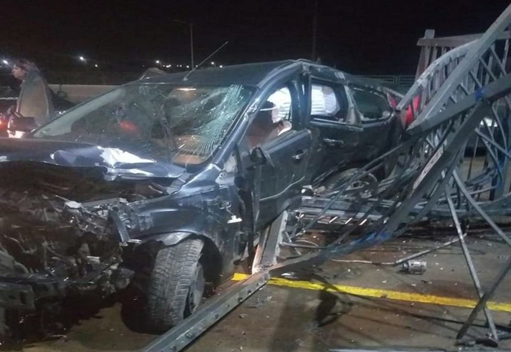 A sărit cu autovehiculul peste parapetele despărțitoare de sensuri și s-a izbit de gardul unei societăți comerciale