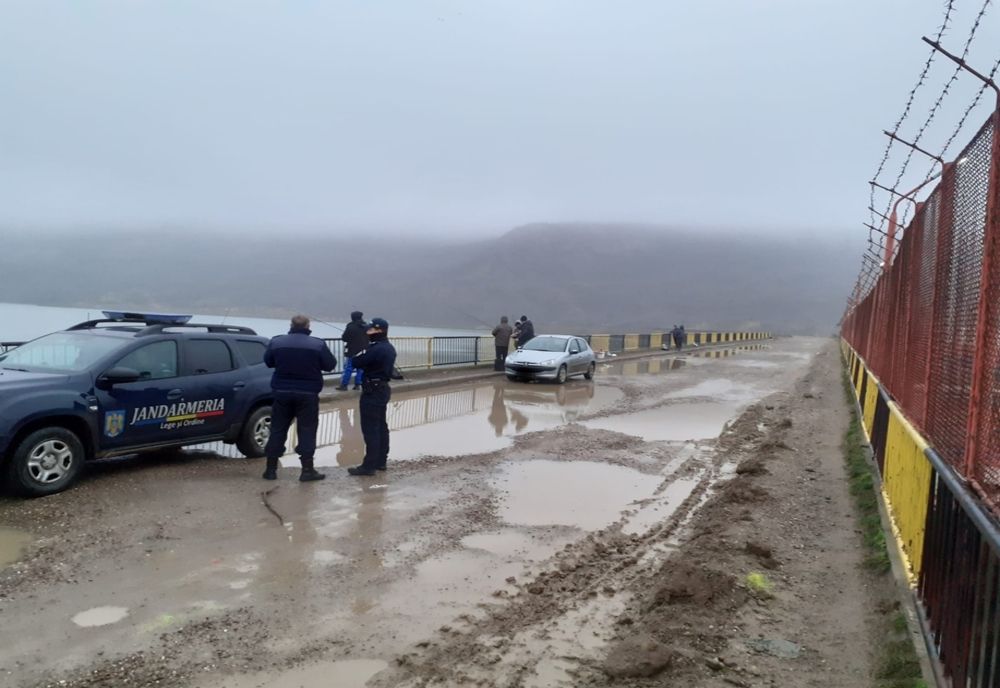 La pescuit fără permis și cu unelte interzise în zona Barajului Cârlomănești