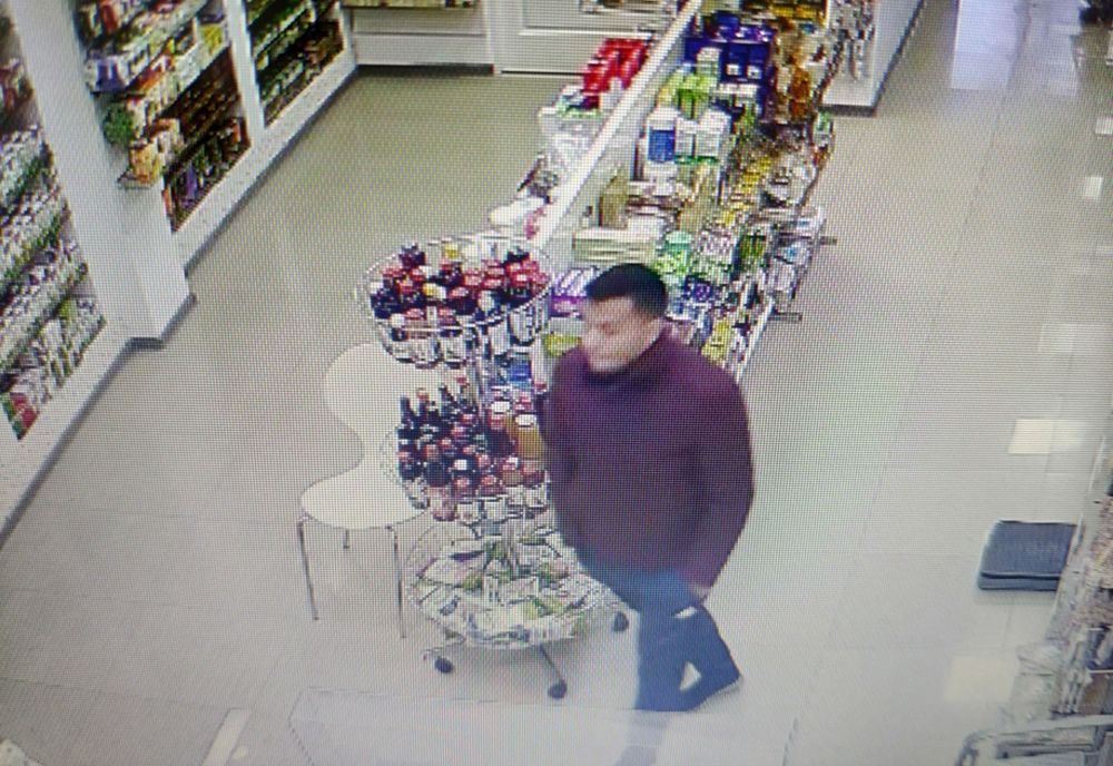 Video: Bărbat căutat pentru furtul unui telefon dintr-o farmacie din Galați