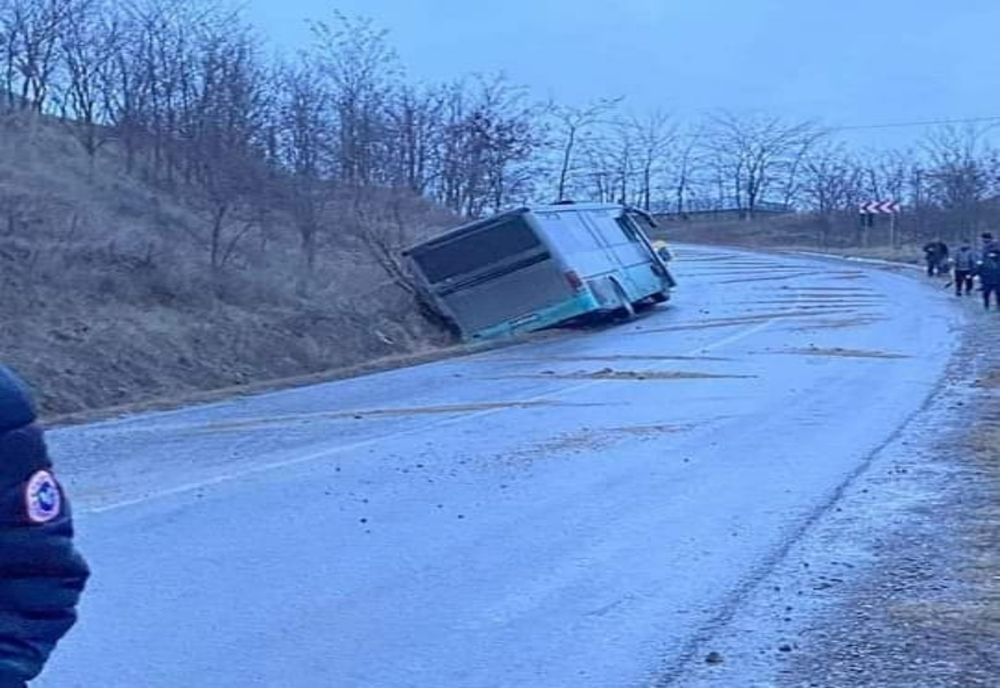 Mașini ieșite în decor din cauza poleiului din județul Galați