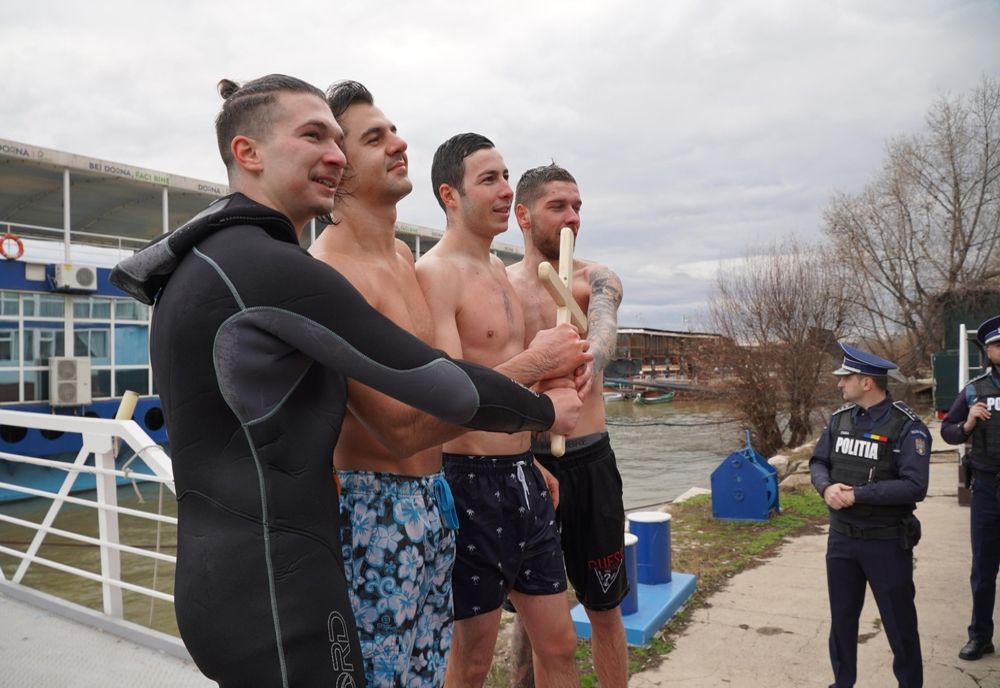 Un tânăr de 24 de ani a prins Crucea aruncată în apele Dunării, la Galați