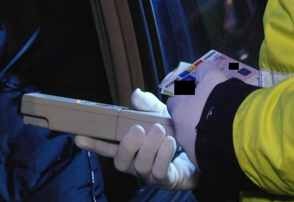 Un șofer din comuna Borleși, județul Neamț, a intrat într-un microbuz cu călători pe DJ 251, în localitatea Cuza Vodă, din județul Galați