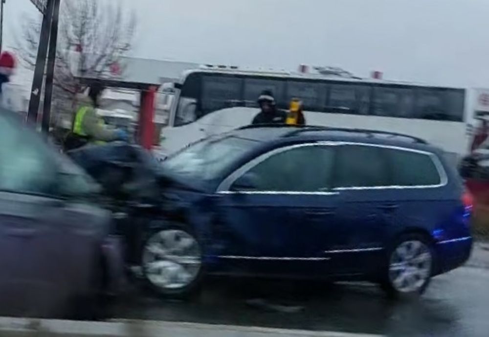 Accident cu două victime, pe DN26, la ieșirea din municipiul Galați spre Vânători. A acroșat separatoarele de sens și a intrat în coliziune frontală cu un alt autoturism