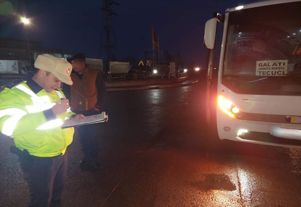 Șofer care efectua transport de persoane sancționat pentru că nu avea introdusă cartela tahografică și nu eliberase bilete de călătorie