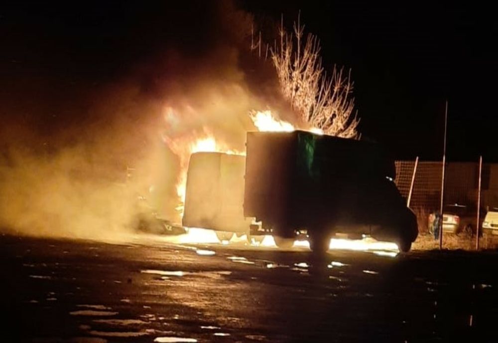 Trei autovehicule au ars marți seară, în urma unui incendiu violent izbucnit în parcarea Comat Galați, situată în cartierul Micro 40