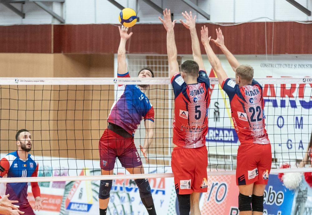 Înfrângere în trei seturi suferită de CSM Arcada Galați în meciul de pe terenul liderului Diviziei A1 la volei masculin