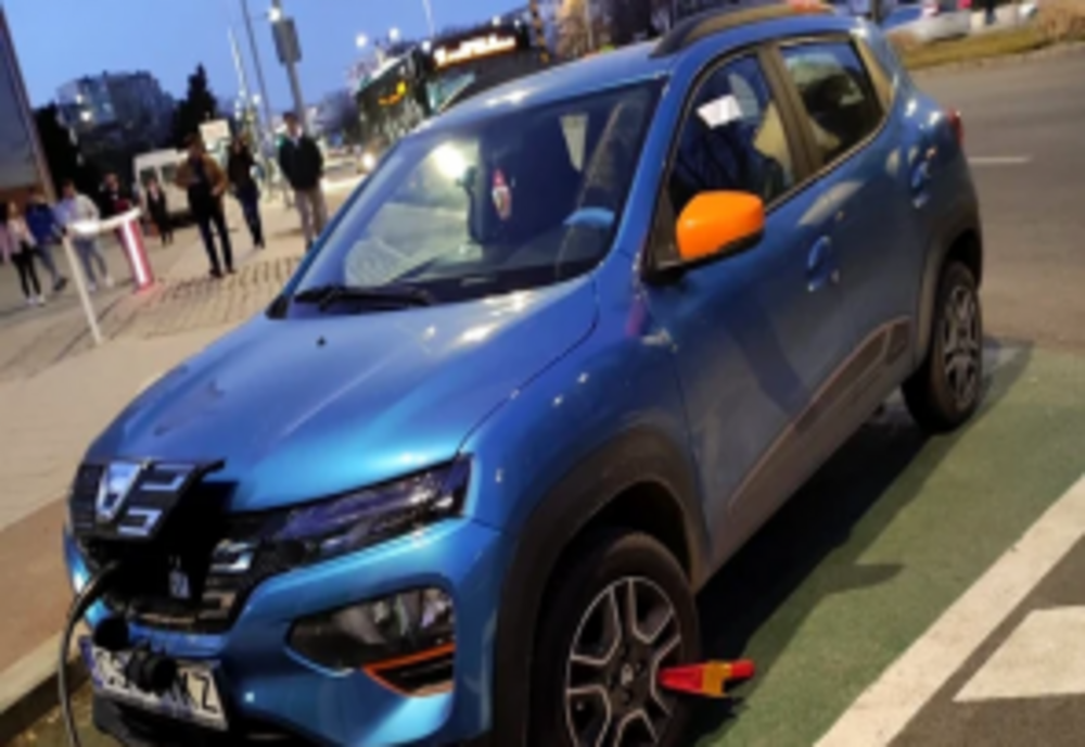Mașină electrică blocată de caracatiță în timp ce era la încărcat, într-o parcare din municipiul Galați