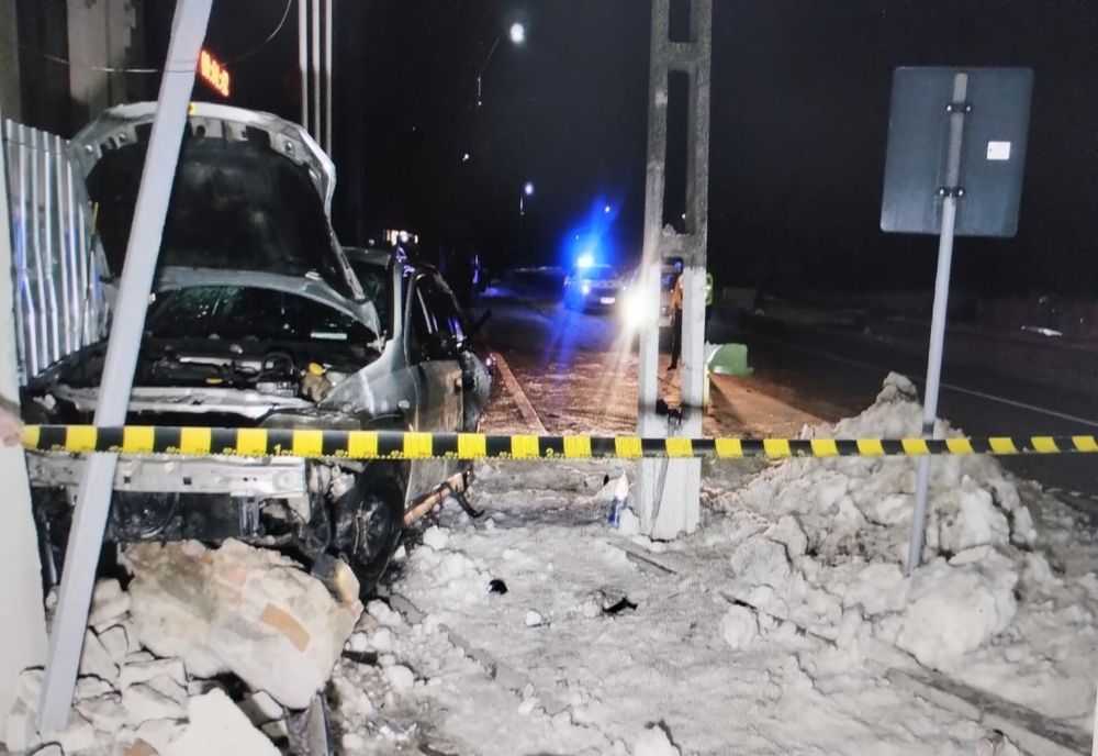 A intrat cu mașina într-un stâlp de electricitate. Un adolescent, pasager în autoturism, a decedat la spital