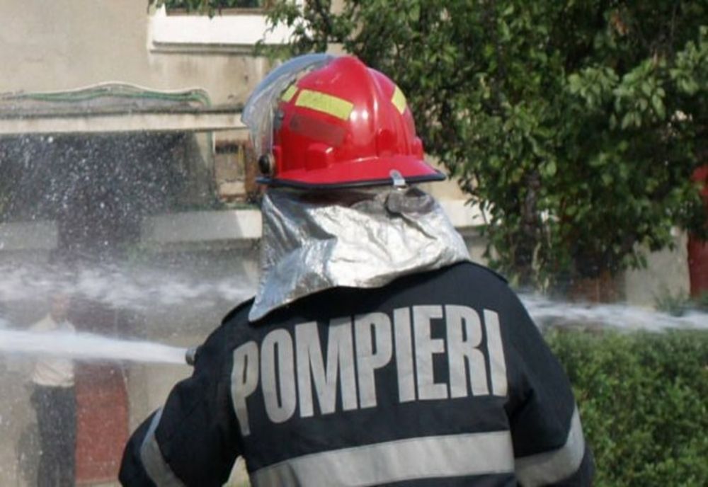 Incendiu la un apartament din Micro 17, izbucnit de la o candelă aprinsă care a căzut de pe frigider și a intrat în contact cu materialele inflamabile