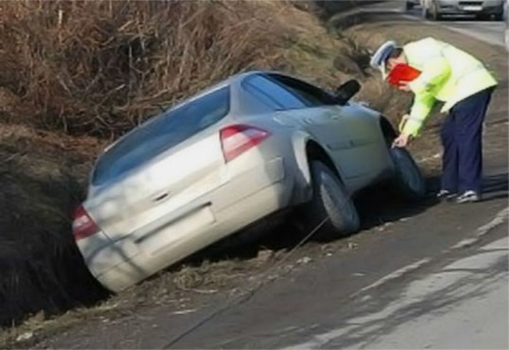 Un șofer băut a căzut cu mașina în șanțul de scurgere a apei pluviale