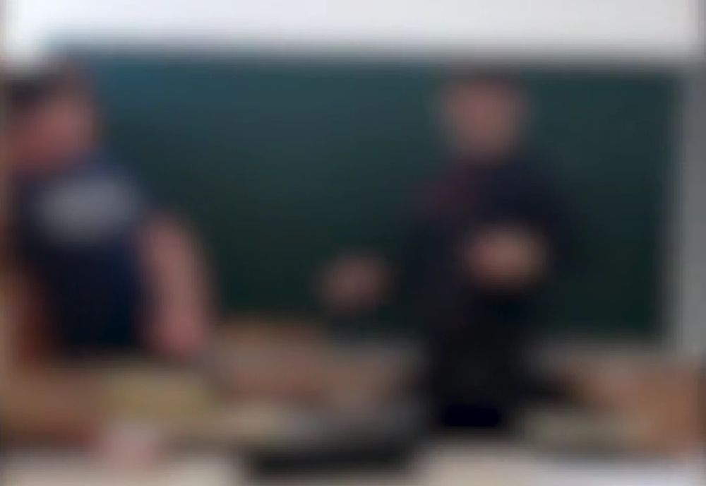 Elev bătut de un coleg în sala de clasă, într-o pauză
