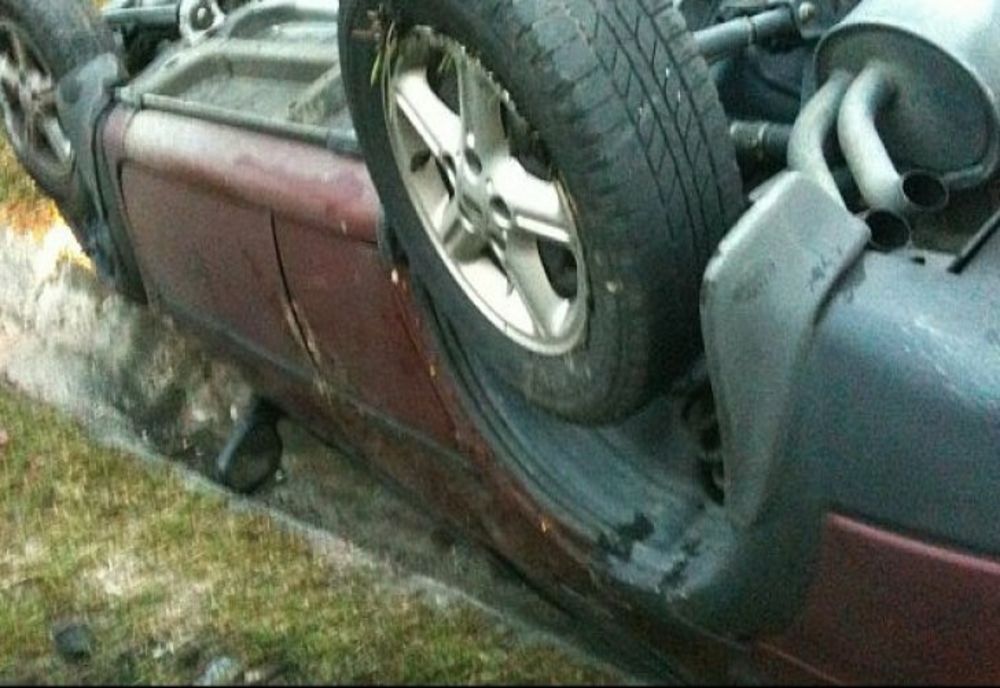 Băut la volan, s-a răsturnat cu mașina pe Dj241, pe raza localității Gahor, din județul Galați