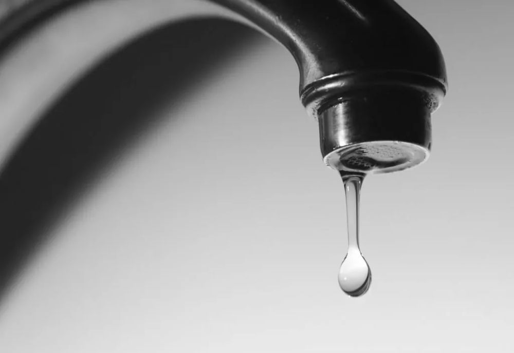 Galațiul fără apă: Zeci de mii de oameni și companii afectate de oprirea apei în plin val de caniculă