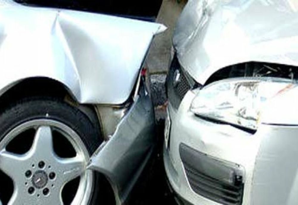 O neacordare de prioritate a dus la avarierea a 4 autoturisme, iar doi șoferi au fost răniți  și transportați la spital pentru investigații medicale 