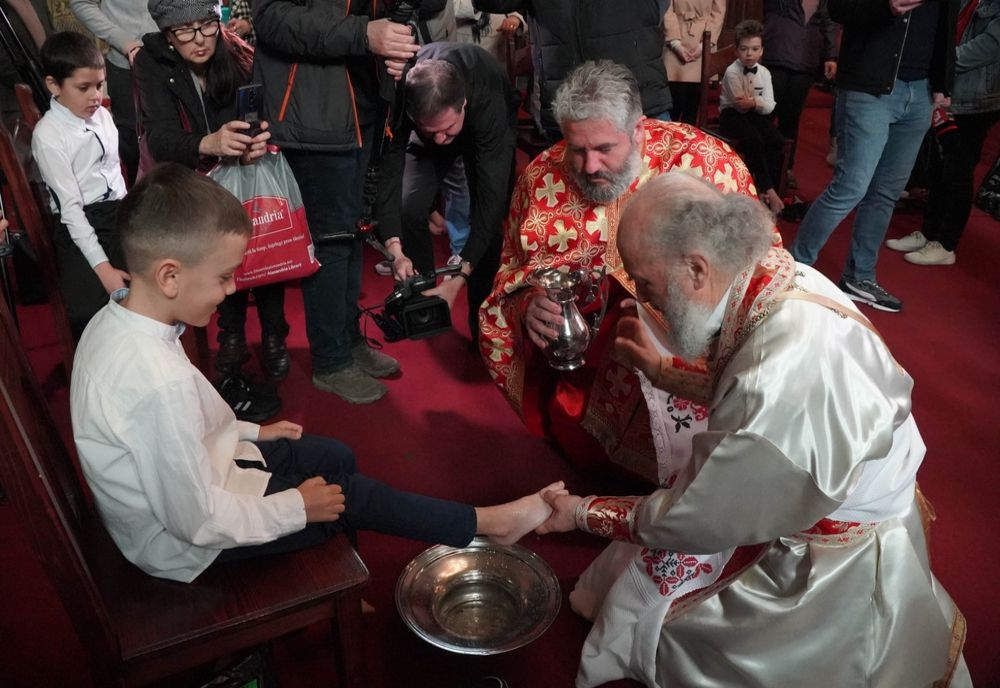 ÎPS Casian a spălat picioarele a 12 copii din județul Galați, în Joia Mare