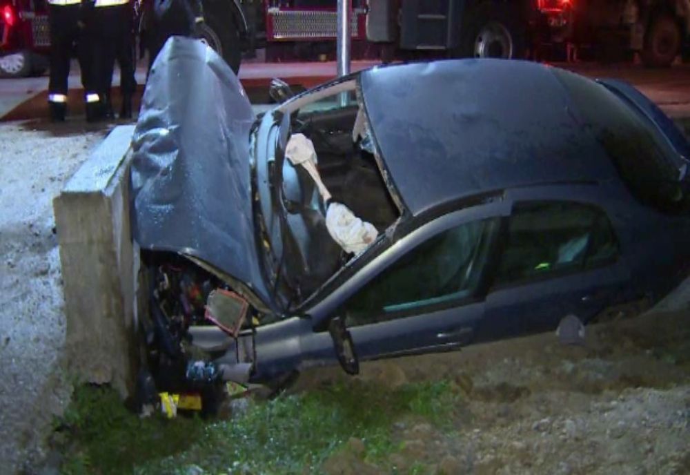 Un șofer băut a intrat cu mașina într-un podeț de beton după care s-a răsturnat în afara părții carosabile, avariind și gardul unui imobil