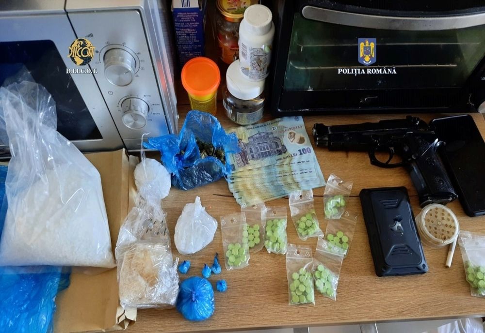 Prins în flagrant în timp ce comercializa, prin intermediul unui alt inculpat, cantitatea de 130 de comprimate ecstasy