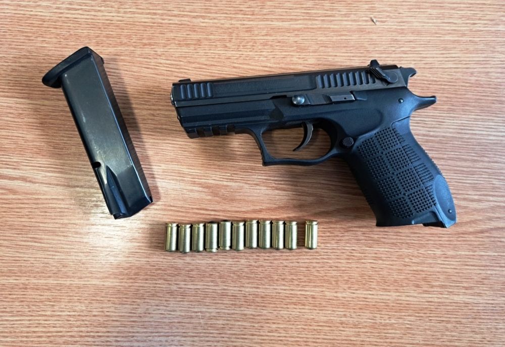 Dosar penal pentru un gălățean ”neatent” ! A ”uitat” arma neletală în borsetă!