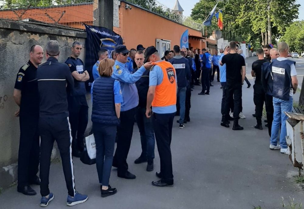 Protest al politistilor de penitenciare din Galati
