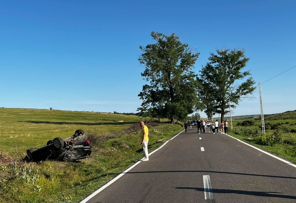 A pierdut controlul volanului și s-a răsturnat cu autoturismul pe DN 24D
