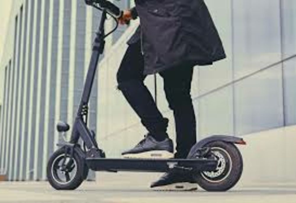 A lovit o fetiță care traversa strada prin loc nepermis, pe trotinetă. Amenințată de rudele fetei, șoferița a părăsit locul accidentului