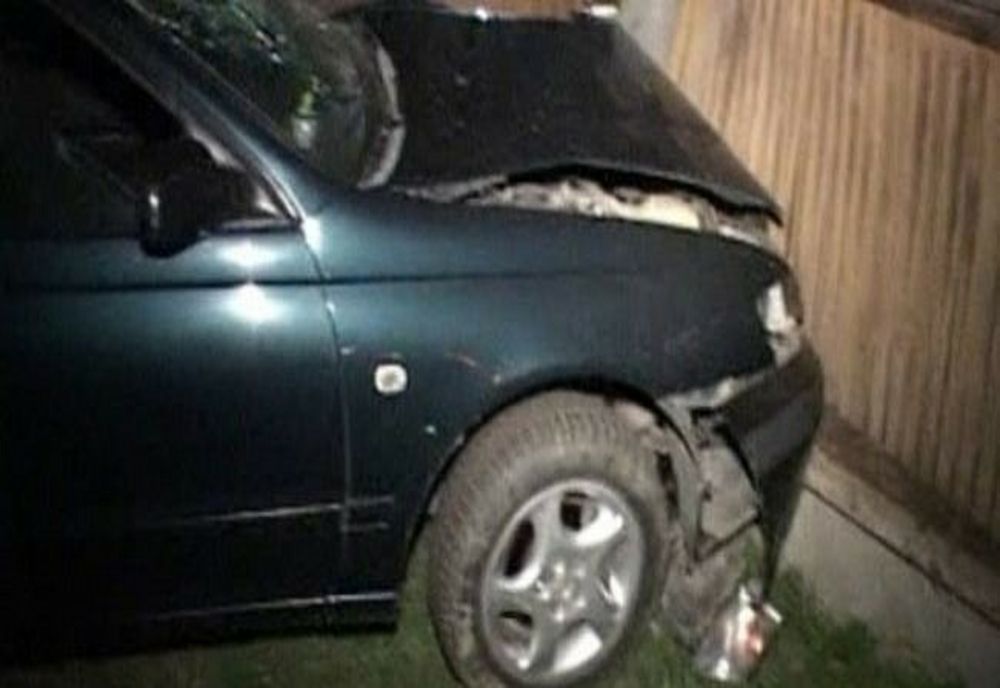 Un tânăr fără permis a ieșit în afara părții carosabile, a doborât un stâlp și a lovit un gard al unei proprietăți