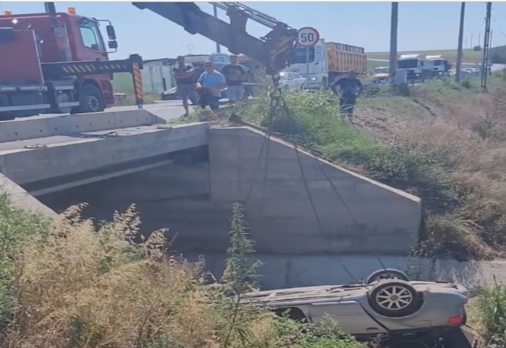 S-au răsturnat cu mașina după o coliziune cu un alt autoturism, care nu a acordat prioritate