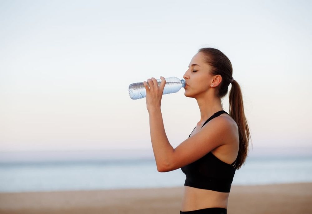 HIDRATATREA CORECTĂ: CÂTĂ APĂ ESTE SUFICIENTĂ ZILNIC?