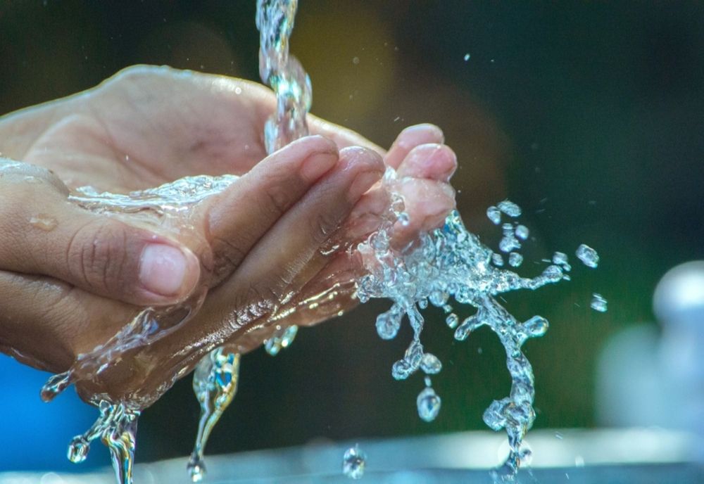 Hidratează-te bine pe caniculă! Câți litri de apă trebuie să consumăm, când este cald afară
