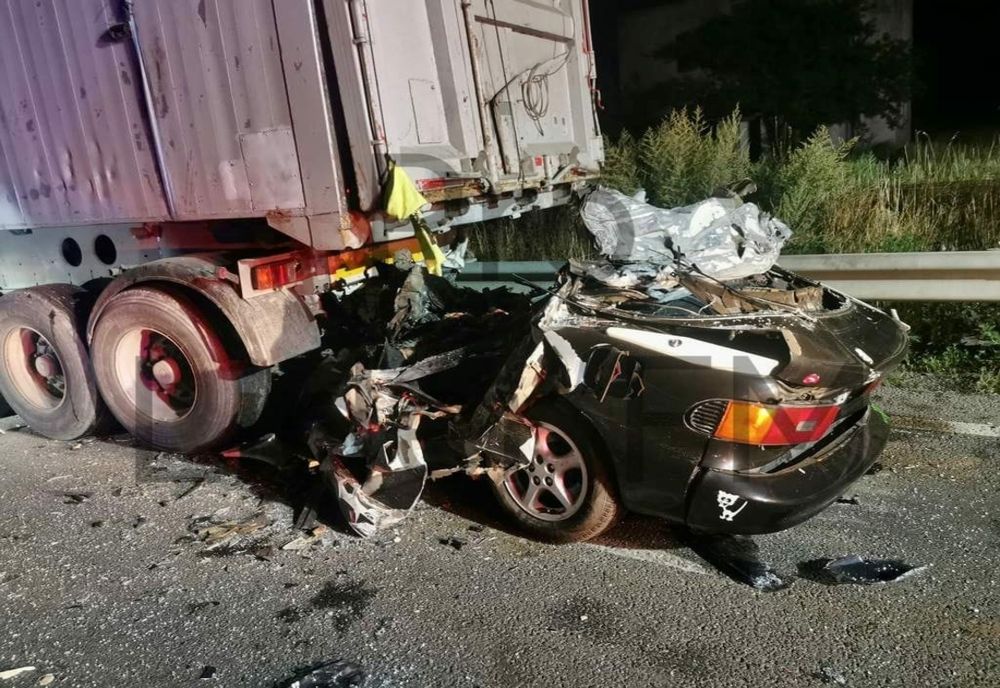 Și-a înjunghiat soția apoi a fugit cu mașina și a intrat în remorca unui TIR 