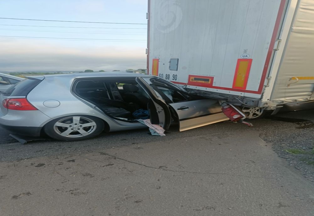 A întrat cu mașina in TIR-ul din fața sa