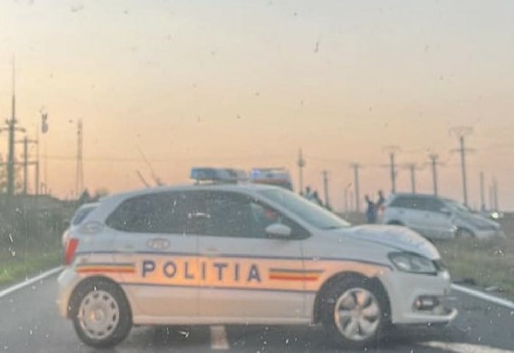 Autospecială a poliției acroșată de un șofer vitezoman