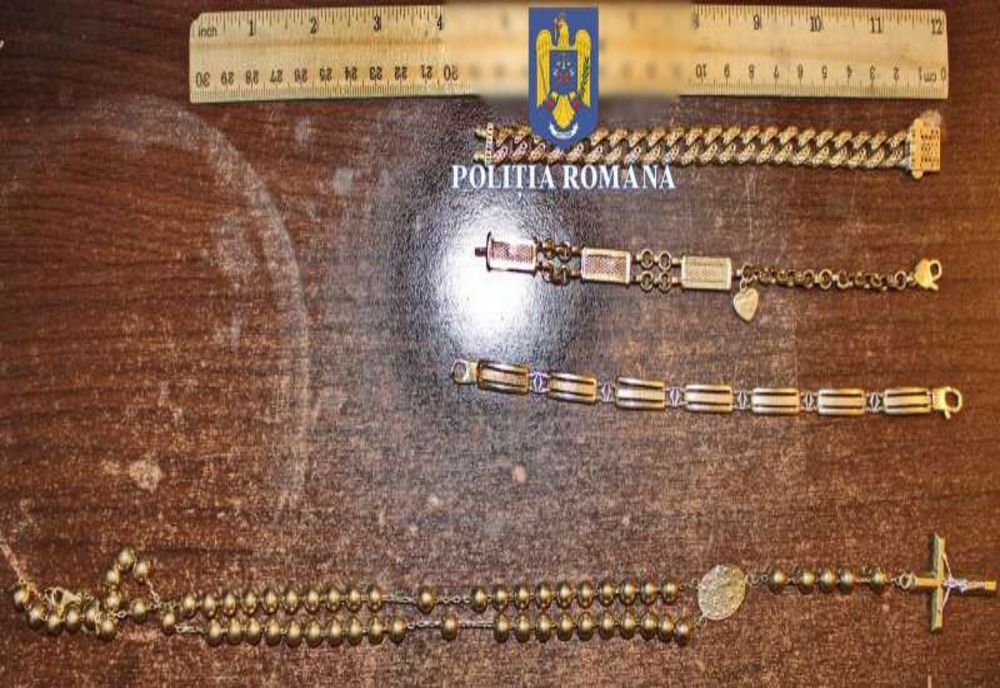 Bijuterii din aur furate şi îngropate de hoţ pe un teren viran, descoperite de poliţiştii din Galați