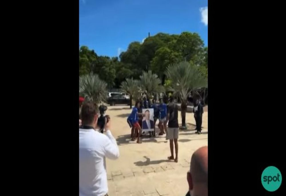 VIDEO - Dans ciudat al africanilor cu fotografia lui Klaus Iohannis - se aruncă în apă cu portretul președintelui, în timp ce strigă "Hakuna matata!"