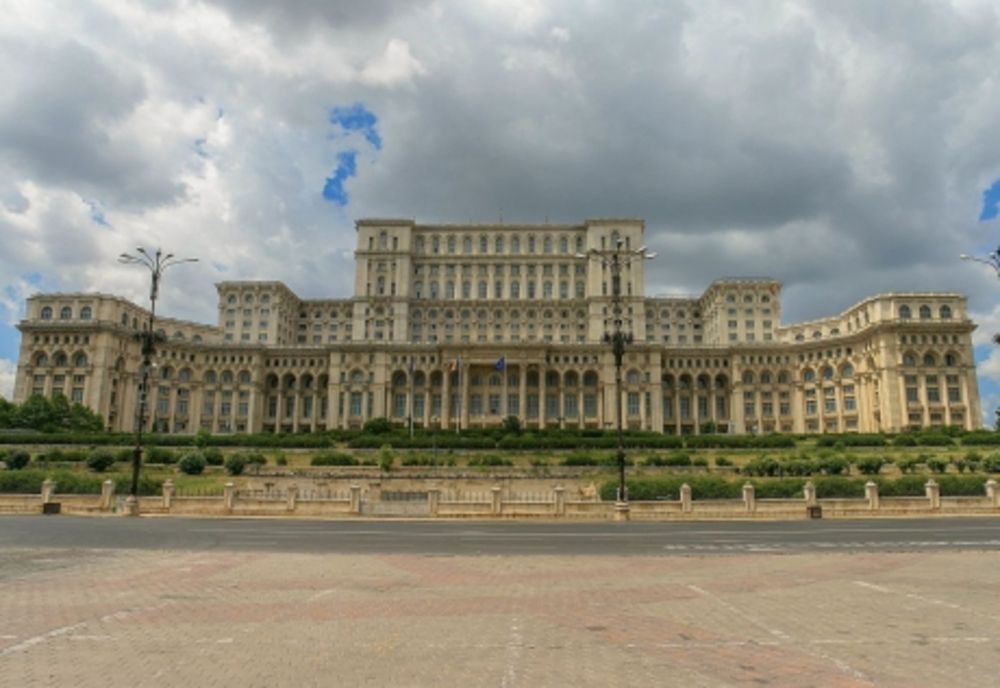 Un bărbat a încercat să intre cu forța în Palatul Parlamentului