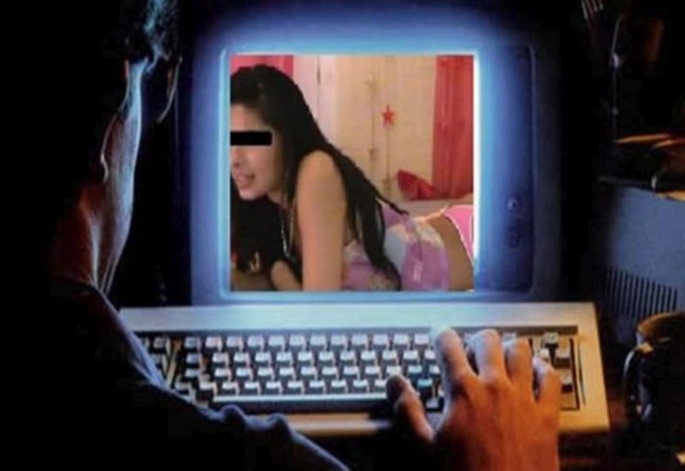 Materiale pornografice, distribuite în școli chiar de elevii care s-au filmat în ipostaze intime