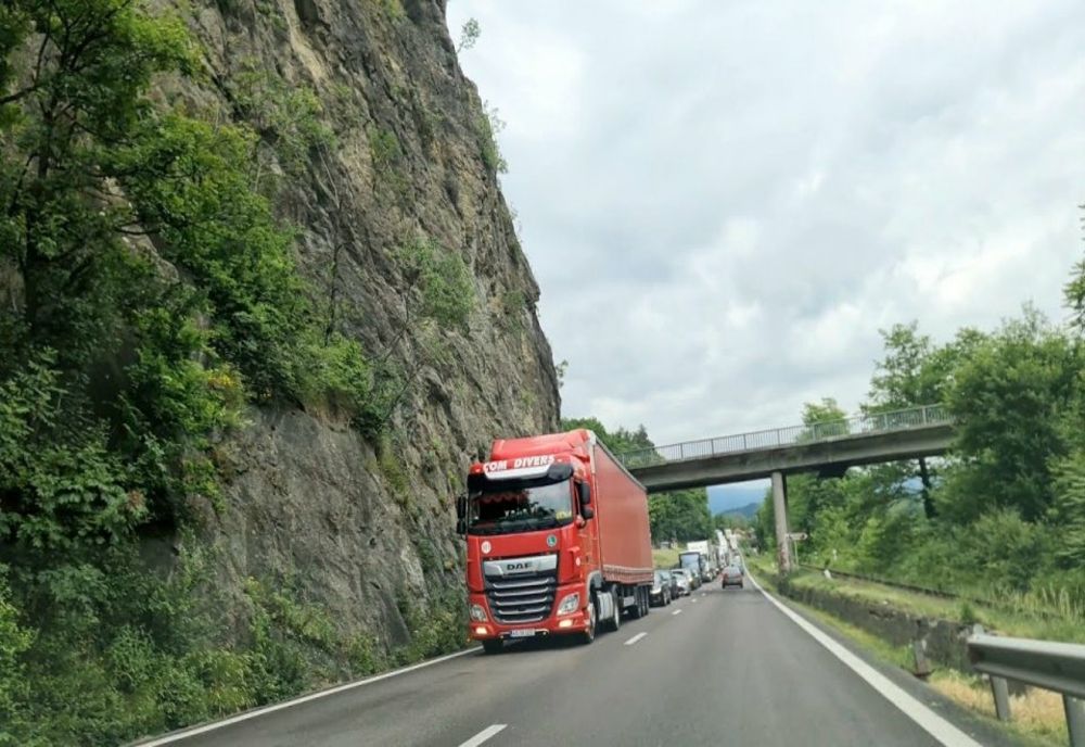 Circulaţia pe Valea Oltului, închisă timp de peste o lună