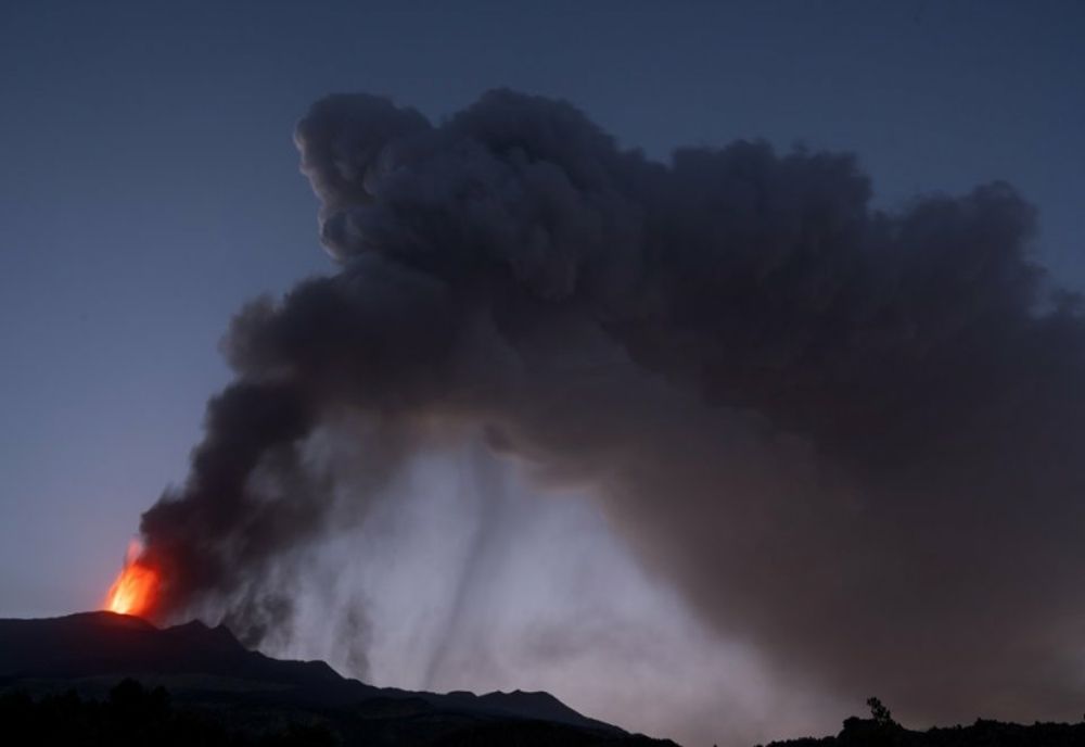 Italia: Îngrijorări din cauza vulcanului Etna din Sicilia, aflat în plină erupţie