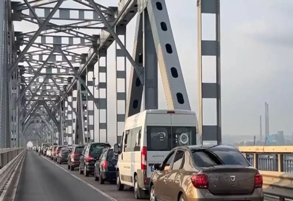 TRAFIC ALTERNATIV PE PODUL PRIETENIEI GIURGIU-RUSE. TIMP DE AȘTEPTARE PÂNĂ LA 70 DE MINUTE